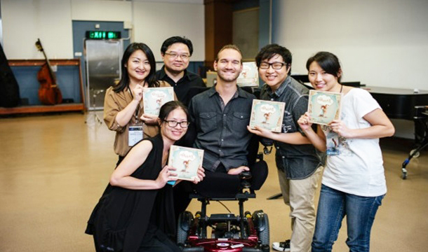 Nick cùng em gái Michelle tham gia biểu diễn tại buổi hoà nhạc và ra mắt cuốn sách "GIVE ME A HUG" ở Hong Kong