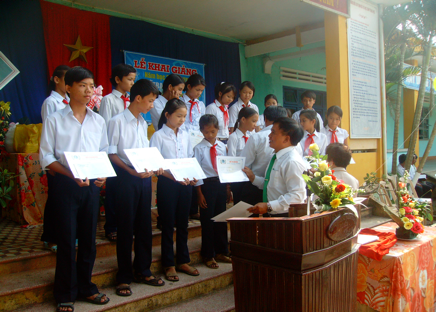 QUỸ KHUYẾN HỌC MANG TÊN NHÀ TRÍ THỨC YÊU NƯỚC HỒ NGHINH TẠI XÃ DUY TRINH