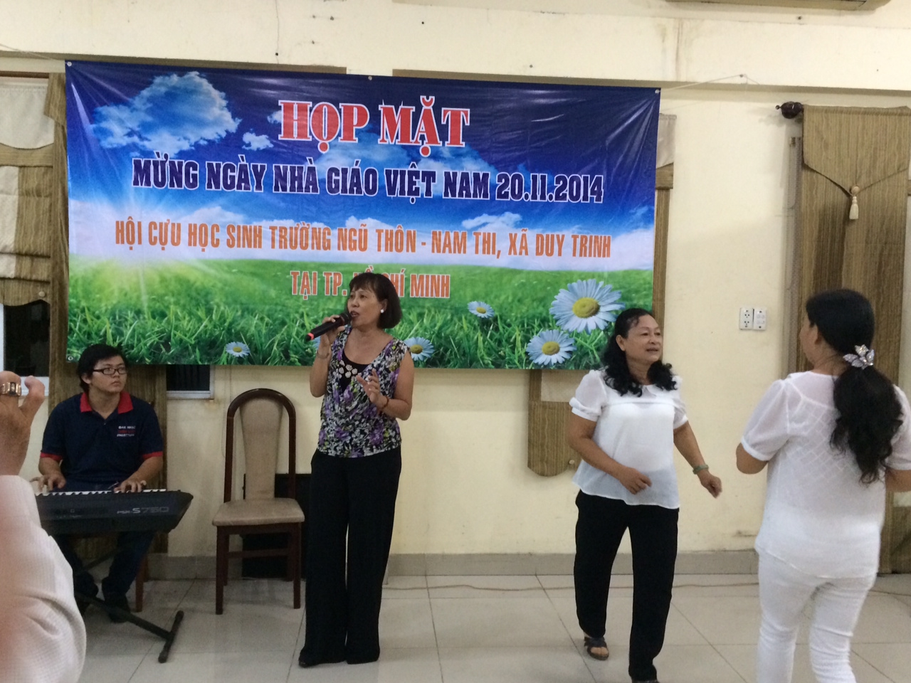 Cựu học sinh Trường Ngũ Thôn- Nam Thi Xã Duy Trinh họp mặt nhân Ngày Nhà Giáo Việt Nam 20 - 11 - 2014.