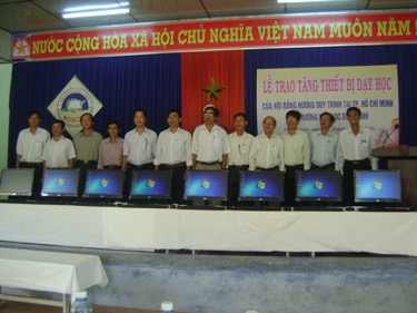 Hội đồng hương xã Duy Trinh trao tặng thiết bị dạy học