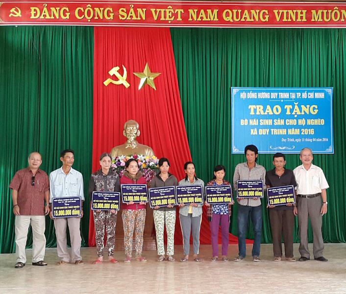 HĐH XÃ DUY TRINH TRAO TẶNG 8 CON BÒ NÁI SINH SẢN CHO HỘ NGHÈO XÃ NHÀ - NĂM 2016.