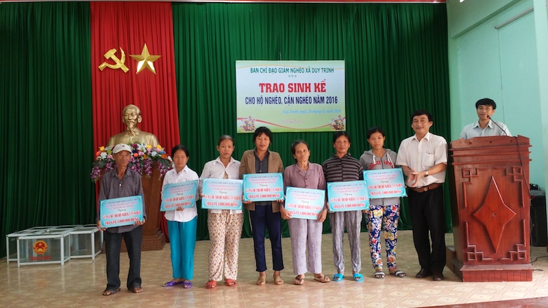 Xã Duy Trinh trao sinh kế cho hộ nghèo trị giá 60 triệu đồng