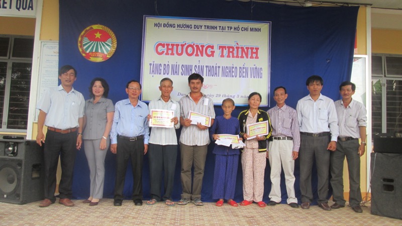 Trao tặng bò cái sinh sản cho 4 hộ nghèo