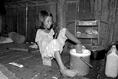 Nghị lực phi thường của cô bé không tay