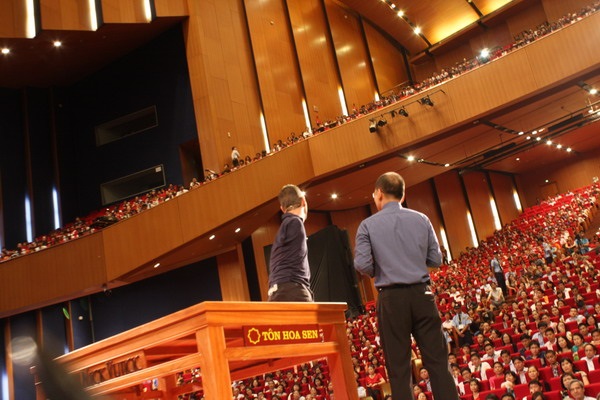 Nick Vujicic vào vai CEO "hóa giải" câu hỏi của doanh nhân Hà Nội