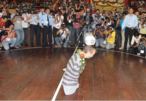 Nick đá quả bóng đầu tiên khai mạc giải Bóng đá trẻ em có hoàn cảnh đặc biệt lần thứ 14