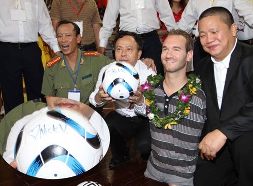 'Nick yêu Việt Nam' là thông điệp mà Nick đã viết lên quả bóng ký tặng ban tổ chức
