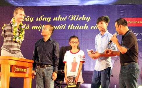 Nick giao lưu và tặng sách cho hai em có hoàn cảnh đặc biệt, vượt khó trong chương trình