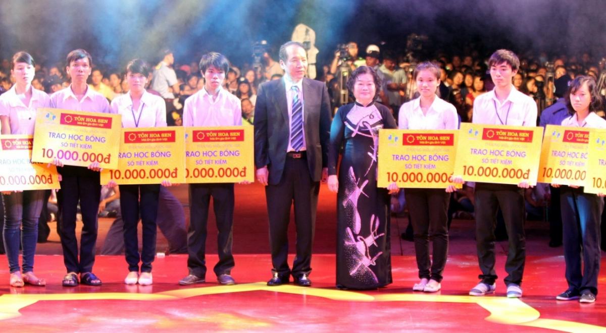Bà Trương Mỹ Hoa – Nguyên Phó Chủ tịch nước và Ông Trần Ngọc Chu – Tổng Giám đốc Tập đoàn Hoa Sen trao tặng học bổng cho các em sinh viên vượt khó trong chương trình