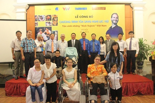 Ban Tổ chức chương trình chụp hình lưu niệm cùng các đại biểu khách mời và các tấm gương nghị lực của Việt Nam