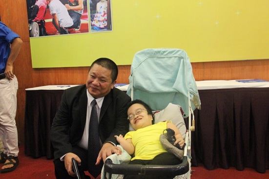 Ông Lê Phước Vũ - Chủ tịch HĐQT Tập đoàn Hoa Sen chụp ảnh lưu niệm với Thu Thương - “Cô chủ nhỏ” mắc bệnh xương thuỷ tinh của Công ty tranh giấy cuộn Thương Thương