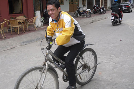 Chàng trai cụt hai tay mơ làm thày giáo