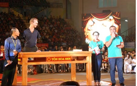 Nick Vujicic chia sẻ ước mơ với trẻ em khuyết tật Hà Nội