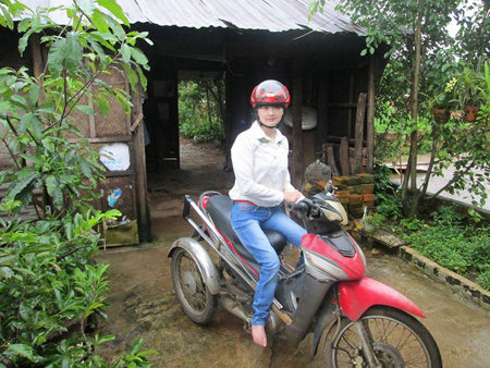 Nghị lực của cô gái bị liệt chân