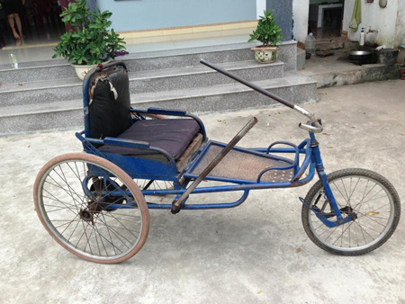 Chiếc xe tay lắc, phương tiện bà Mến chở nón đi bán.