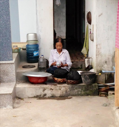 Tuy bị tàn tật, nhưng bà Mến vẫn tự tay làm hết việc nhà.